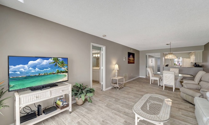 Plantation Condo | Ground unit Pool 10 Min to beach on golf course