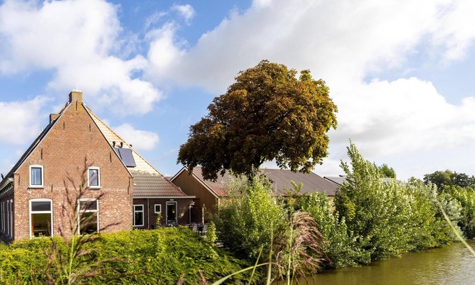 Sint Annaparochie House | Group accommodation in Friesland on Blikvaart