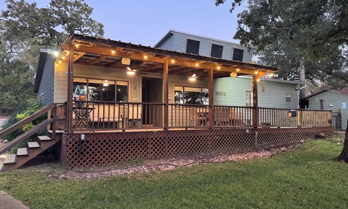 Franklin House | Group Escape to Nature with view of Lake