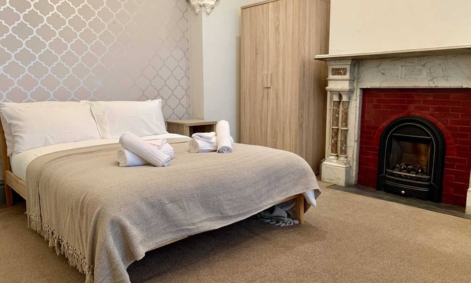 Willenhall House | Group Retreat 6BR Home Near Wolverhampton