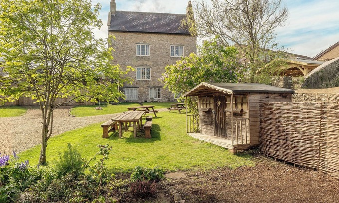 Caldicot House | Groups Welcome, large historic manor next to ancient castle and pub in Wales! nn