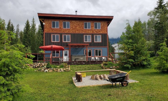 Golden House | GROWL Lodge - 3-bedroom home with hot tub, pool table & mountain views!
