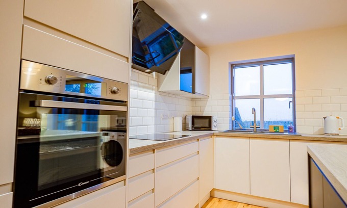 Norton Canon House | Guest Homes | Stylish 3 Bedroom Modern Home