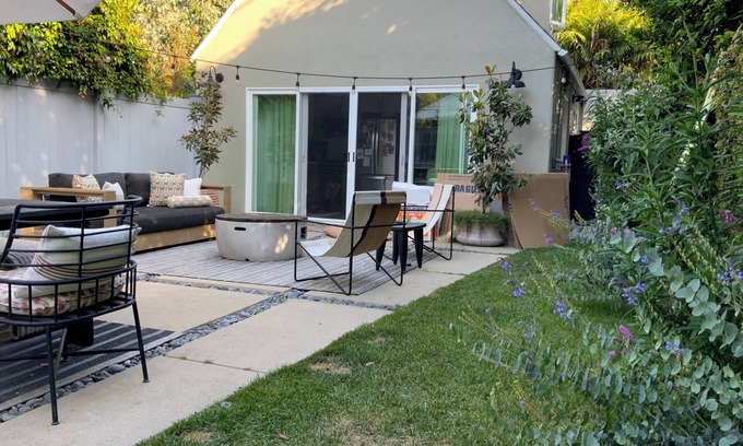 Brentwood Apartment | Guest house with private outdoor area