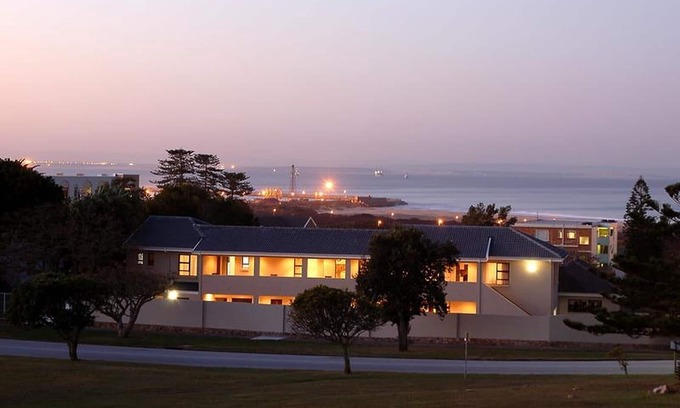 Humewood Bed & Breakfast | Guest Lodge, double bed and sofa bed max 4 guests, near Port Elizabeth