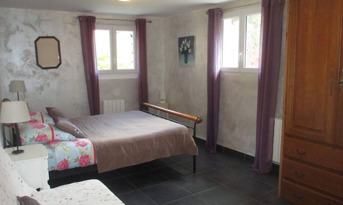 Saint-Julien-Labrousse Bed & Breakfast | Guest Room "Room 1 – Valériane" with Shared Pool, Communal Terrace and Wi-Fi