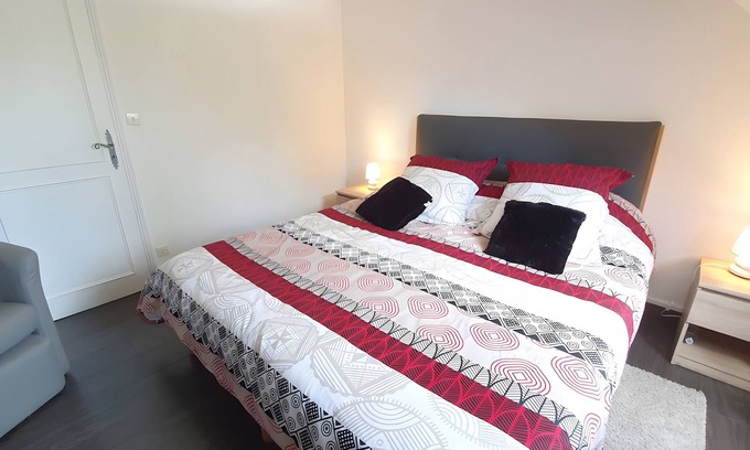 Cour-Cheverny Bed & Breakfast | Guest Room 'Chambre Cheverny - Le Petit Puits' with Shared Garden and Wi-Fi