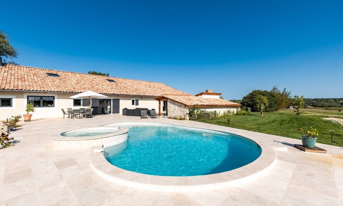 Bazas Bed & Breakfast | Guest Room 'Le Palmier Exotique' in Bazas with Shared Pool, Shared Terrace and Wi-Fi