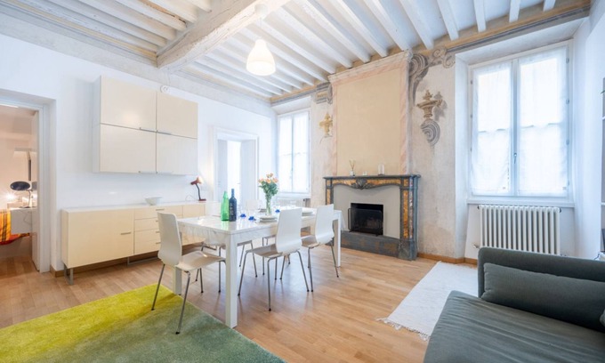 Parma City Centre Apartment | GuestHost- Elegant & Bright Flat in Parma Center