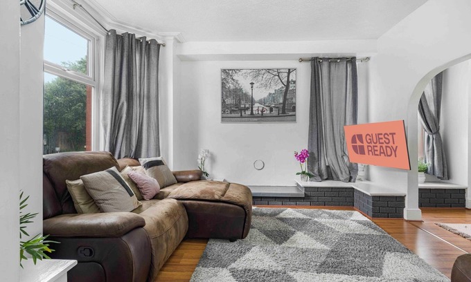 Levenshulme House | GuestReady Essential - Cosy in Vibrant Levenshulme