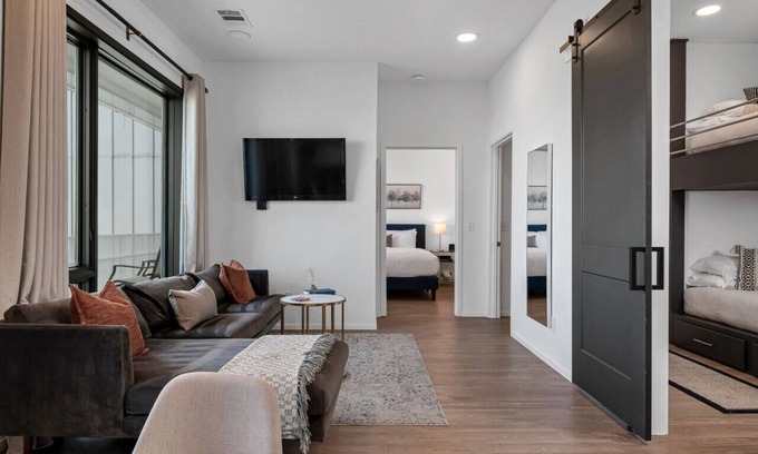 Edgehill Condo | GULCH Located with 4 Beds - Pool, Private Patio & Secure Parking