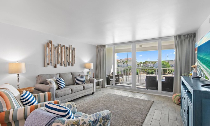 Holiday Isle Condo | 🌅Gulf View-Pool-Steps to Beach-2BR Shoreline Towers 3033🌅