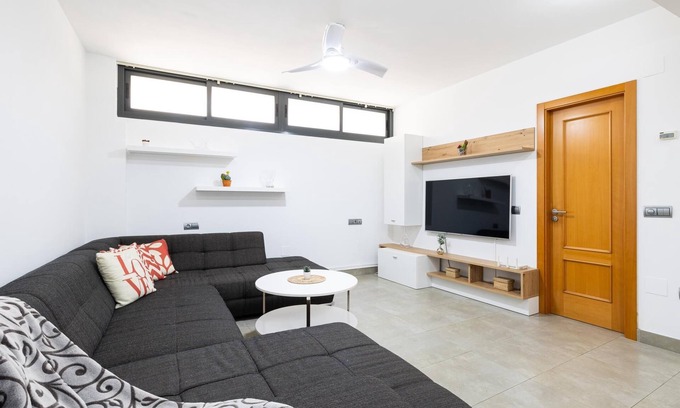 San Felipe Neri Apartment | H2M Alta 20 Smart TV Central Air Conditioning