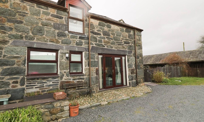 Brynrefail Cottage | HAFOD, pet friendly, character holiday cottage in Y Felinheli