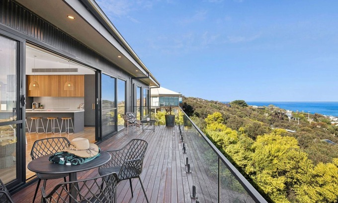 Fairhaven House | Hakea Ridge in Fairhaven offers a stylish retreat just minutes from the beach