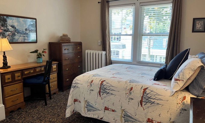 South End House | Halifax Downtown 1 QUEEN BEDROOM in Century Flat - 30 + Nights June/Aug 31