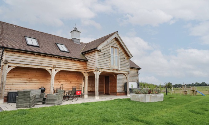 Peopleton Cottage | HALLGARTH FARM HOLIDAY LODGE, pet friendly, with hot tub in Peopleton