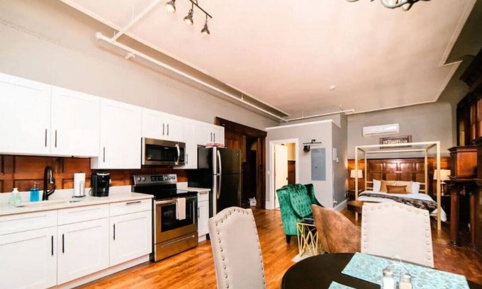 Manchester House | Hamilton Poet's Library | Near Stadiums | PARKING!