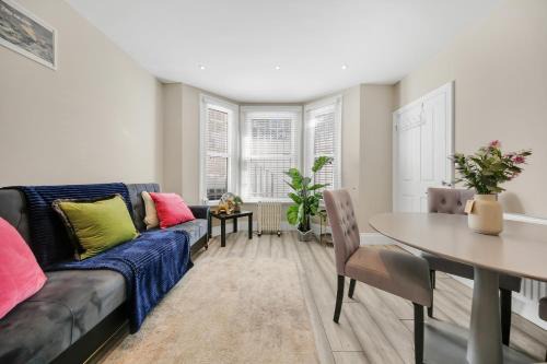 Hammersmith Broadway Apartment | Hammersmith Flat 2 Bedrooms LGF