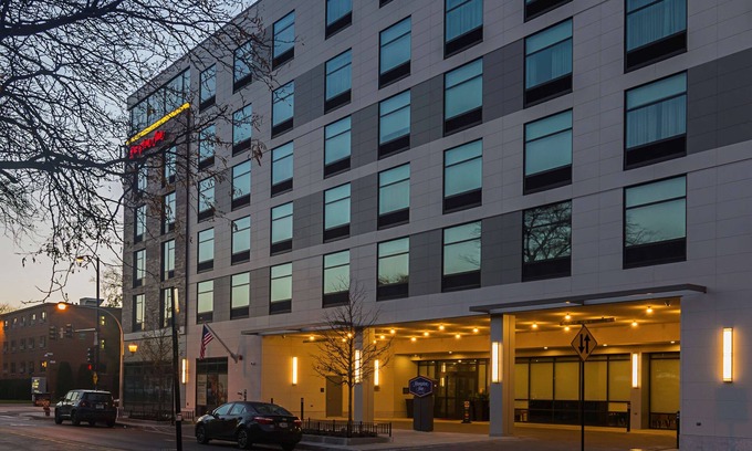 Rogers Park Hotel | Hampton Inn Chicago North-Loyola Station