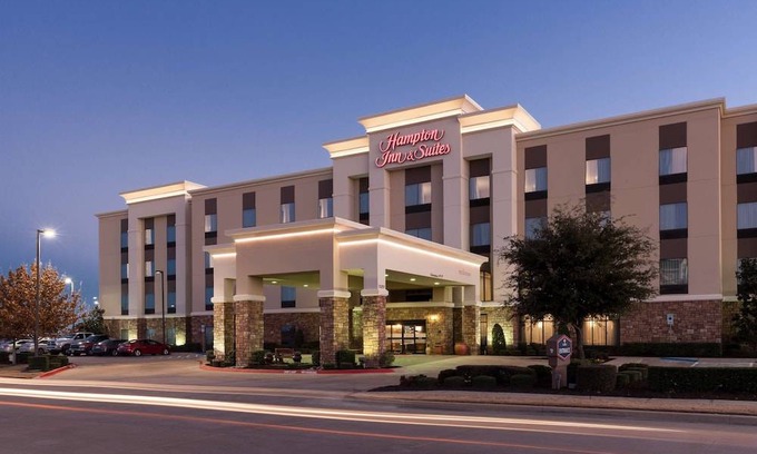 Burleson Hotel | Hampton Inn & Suites Ft. Worth-Burleson