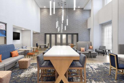 St. Charles Hotel | Hampton Inn & Suites St Charles Old Town Area, Mo