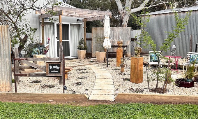 Strathalbyn Apartment | Hamptons style, studio retreat with light continental breakfast included