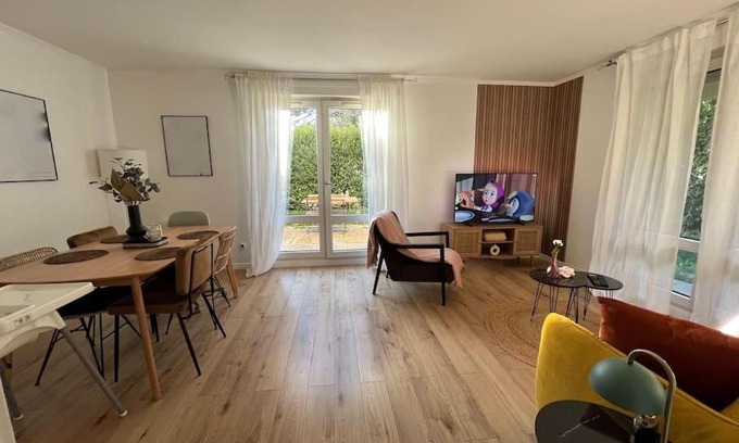 Montigny-le-Bretonneux Apartment | Hana Home 2 personnes jardin privatif business&family