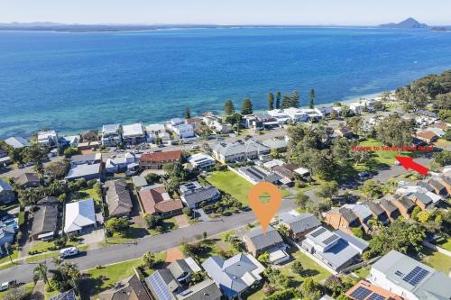 Corlette House | Hanks Corlette House, 49 Pantowora St - pet friendly, air con, boat parking, Wi-Fi