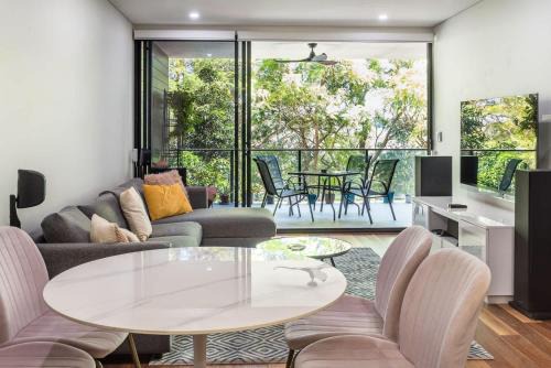 Greenslopes Apartment | Hanlon Park Escape 250m to Stones Corner Village