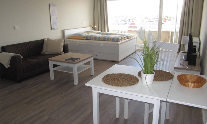 Westerland Apartment | Hanseatenhaus Apartment 52 - Modern 1-room apartment above the rooftops of