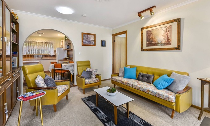 Mount Gambier House | Happy Hart Villa - in the heart of the Blue Lake City