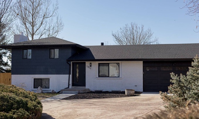 Denver House | Happy Hour | Pool Table | Shuffleboard | Fire Pit