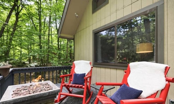 Lake Ariel Cabin | Happy Trees Cabin -8 FREE pool passes- firepit-games Lake Ariel- Hideout
