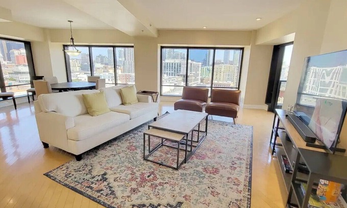 Pacific Terrace Condo | Harbor Club Luxury Condo in the Gaslamp District of downtown San Diego