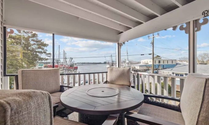 Oriental Apartment | Harborview! Sleeps up to 10. Spa and beside The Bean!