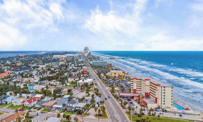 Lenox Park Condo | Harbour Beach Resort 805 | Amenities + Beach Front