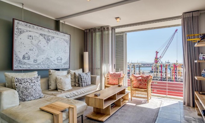 Victoria and Alfred Waterfront Apartment | Harbour Bridge 417