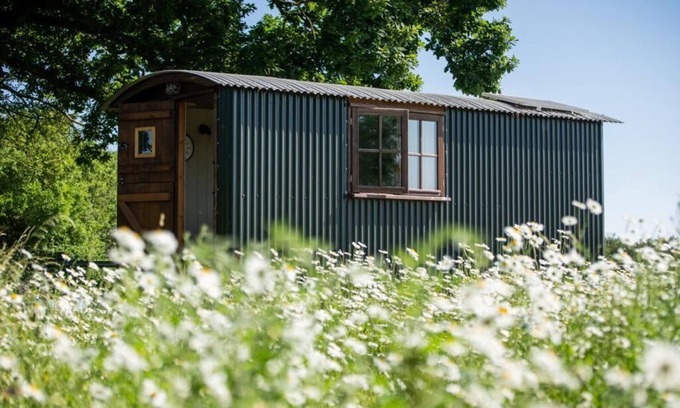 Emsworth Apartment | Harbour Ranch Hut - Rustic Countryside Escape