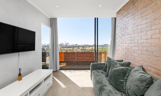 Cape Town Apartment | Harbour View Stylish Woodstock Apartment w Balcony
