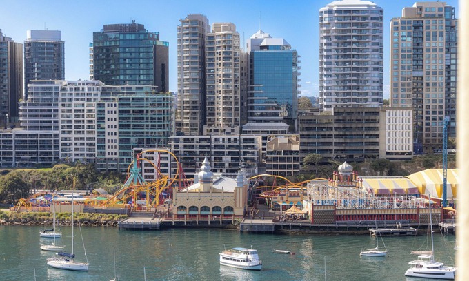 McMahons Point Apartment | Harbourside 79 - Holiday special with Luna Park and Berry Bay views