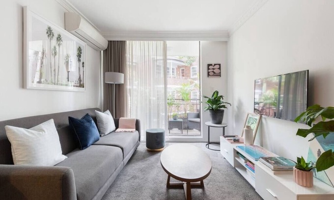 Elizabeth Bay Apartment | Harbourside Style, 2 Bed, A/C, Pool -Elizabeth Bay