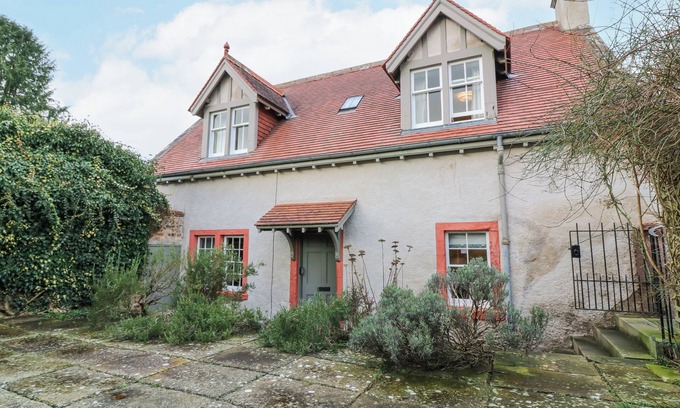 Gattonside Cottage | HARMONY COTTAGE - HARMONY GARDENS, pet friendly in Melrose