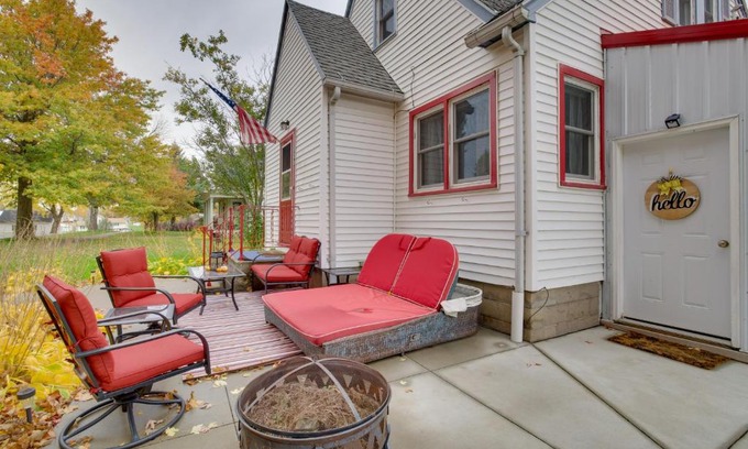 Harmony House | Harmony Home with Fire Pit 5 Mi to Niagara Cave!
