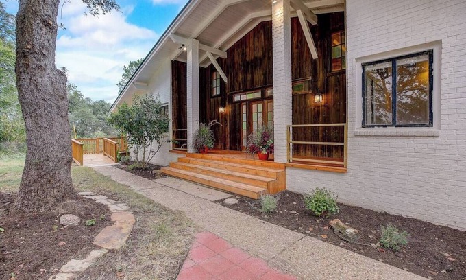 Smithville House | Harmony Pines - Stunning 3BR Retreat Center on 25 acres