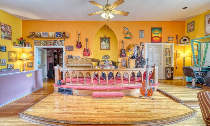 Harrisburg House | Harrisburg/Hershey Happy! Plenty of unique, comfy, open room and smiles