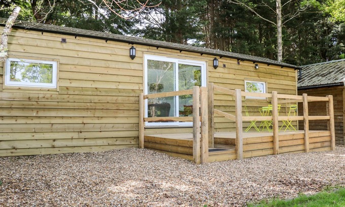 Staplefield Cottage | HARVEST LODGE, pet friendly, with a garden in Bolney