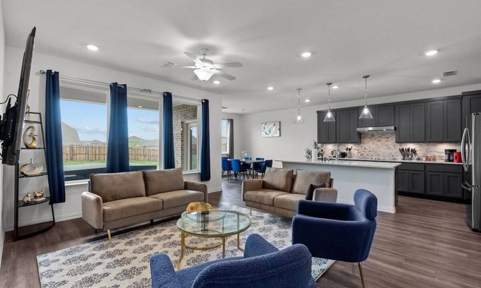 Haslet House | Haslet House · Luxury and Spacious Family Retreat w Jacuzzi