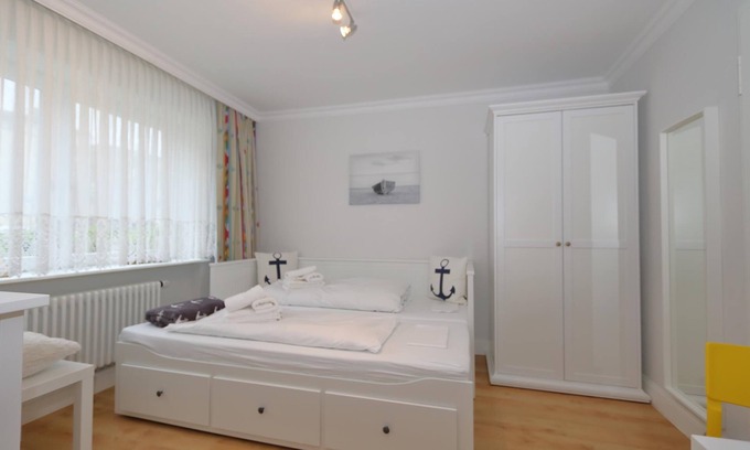 Westerland Apartment | Haus Sarah 8 is located directly on the beach in the heart of Westerland. The beach crossing to Westerland's central beach is about 200 meters away. The house has 8 modern and comfortably furnished vacation apartments for.