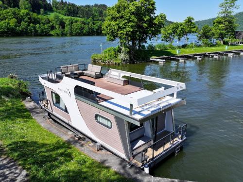 Obernzell Boat Rental | Hausboot bei Passau